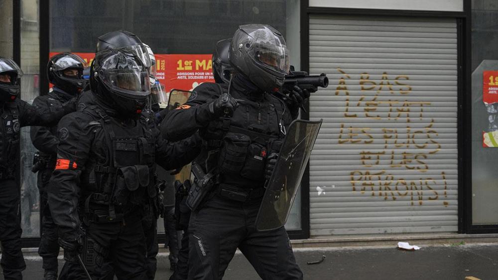 Fransız polisinin başörtülü iki kadını tartaklaması görüntülere yansıdı