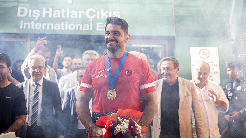 Sırbistan'da 3. kez dünya şampiyonu olan Taha Akgül, Ankara'da çiçeklerle karşılandı