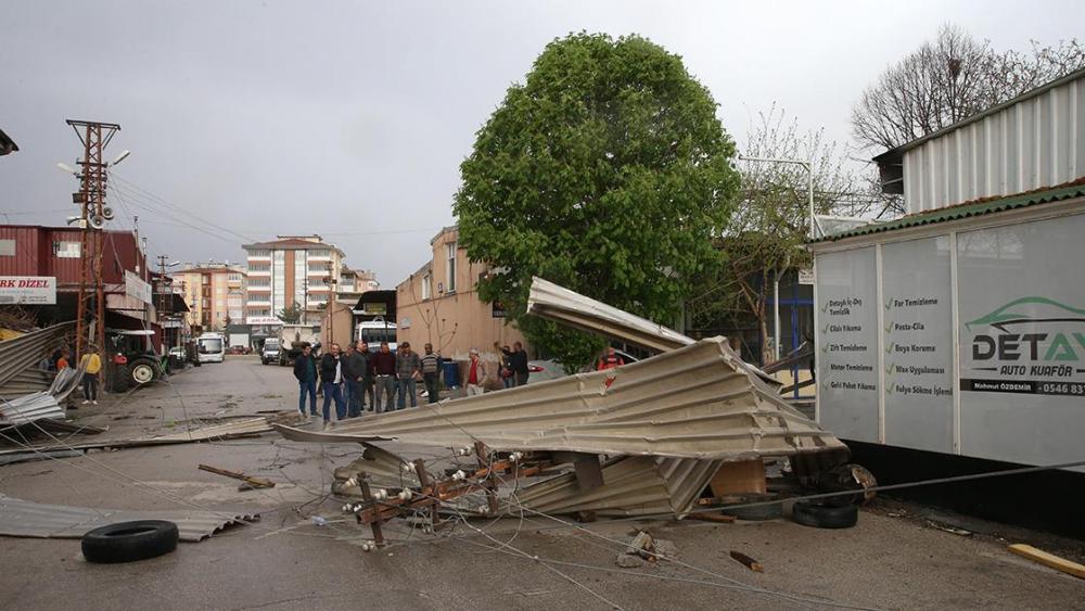 Tokat'ta etkili olan rüzgar çatıları uçurdu