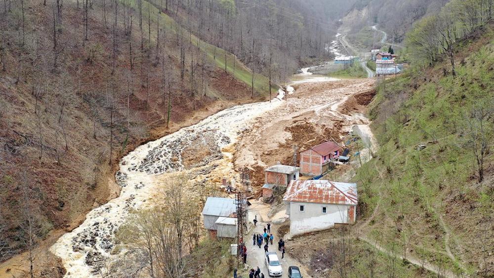 Trabzon'da heyelan sonucu 5 bina toprak altında kaldı