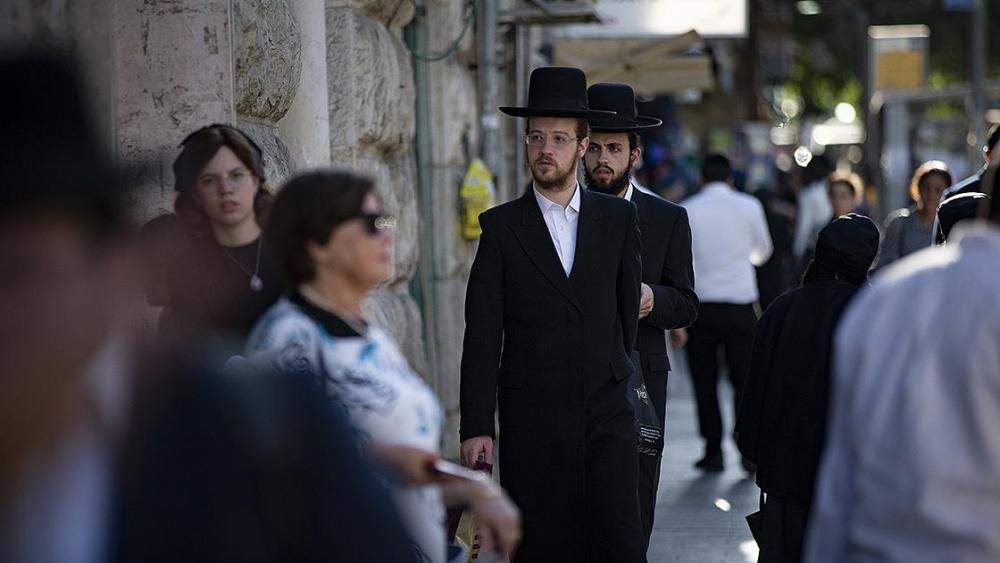 İsrail'deki dindar Yahudilere sorduk: Neden siyah giyiniyorlar, zülüf uzatıyorlar?