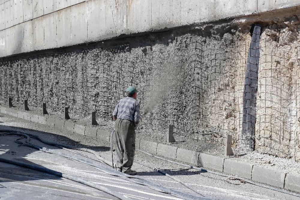 Kütahya'da alt geçit duvarlarına püskürtme beton